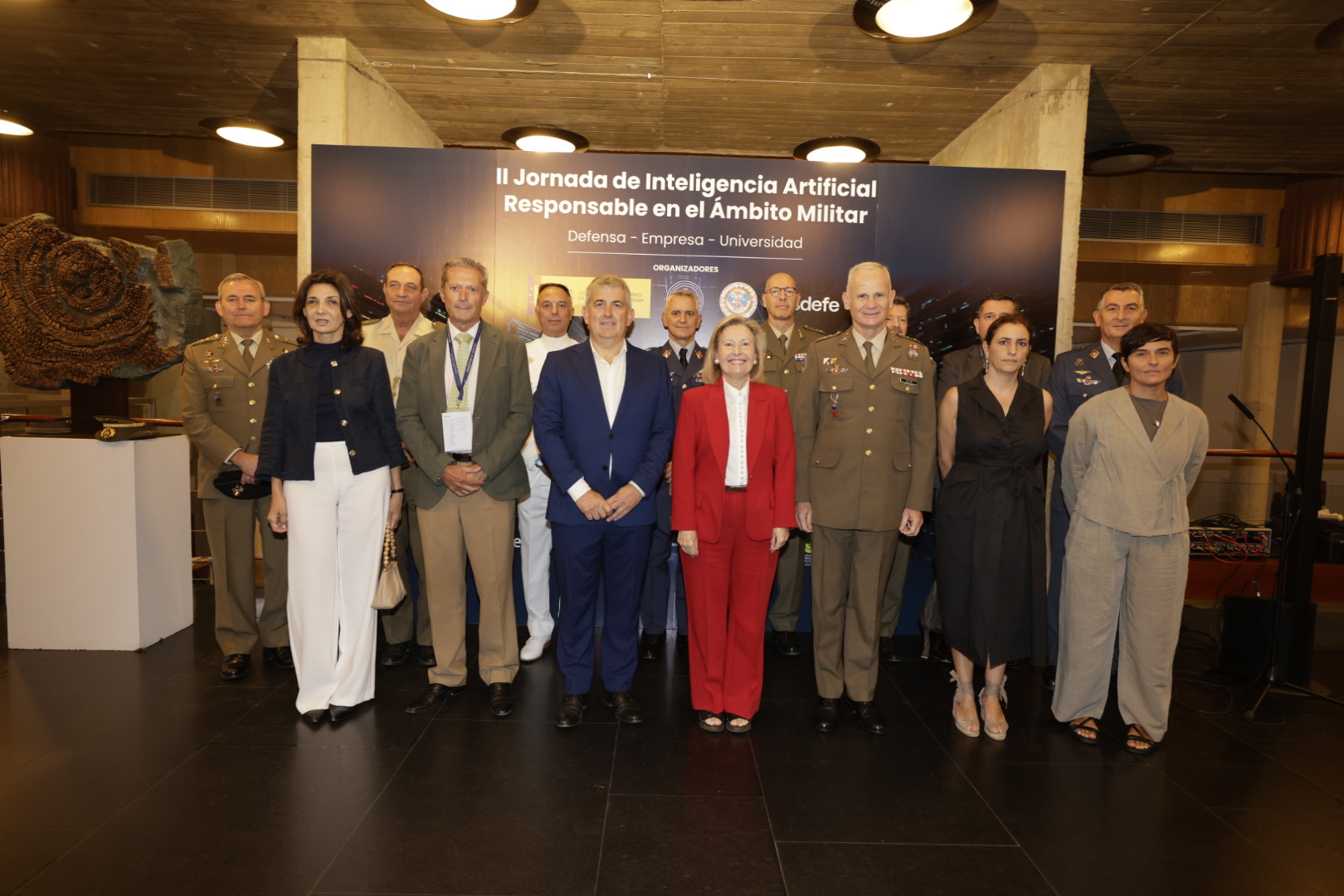 Foto de familia de las autoridades en la inauguración