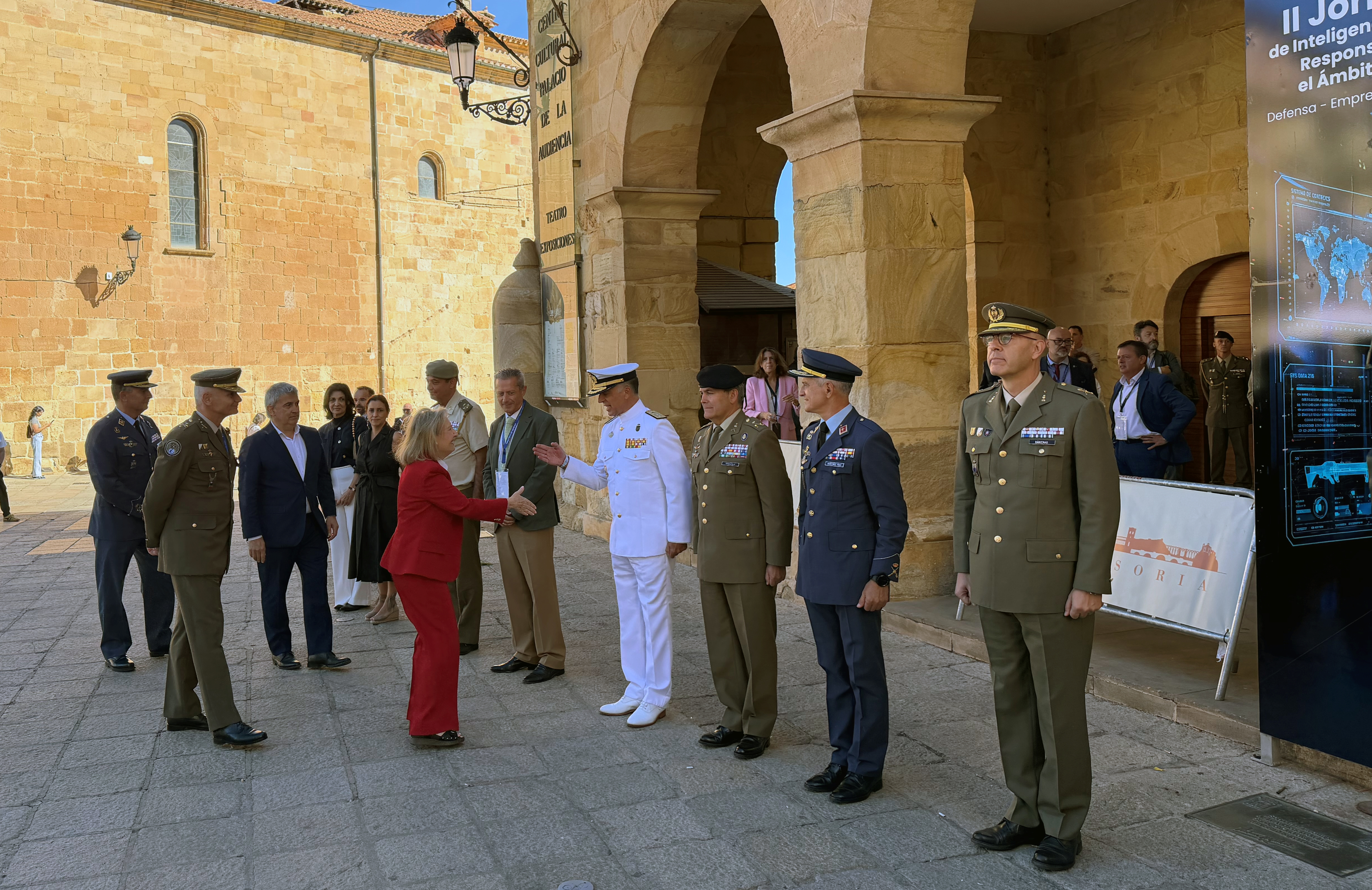 Línea de saludo a las autoridades en el Palacio de la Audiencia de Soria